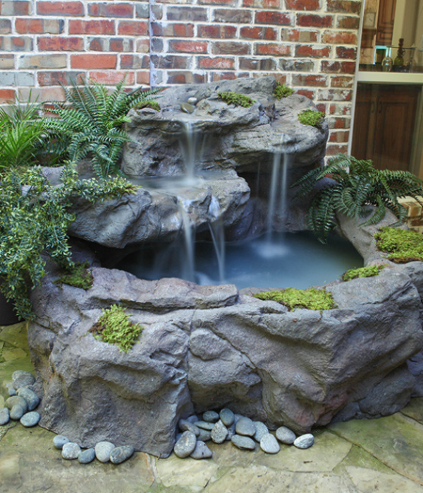 Aquarium outdoor dengan air terjun buatan dan taman air